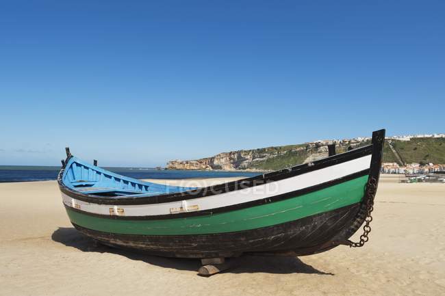 Pescador barco en la playa de arena - foto de stock
