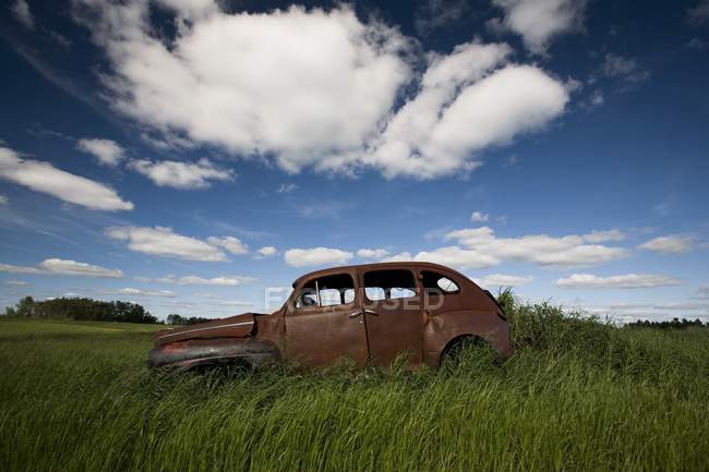 Un coche clásico abandonado - foto de stock