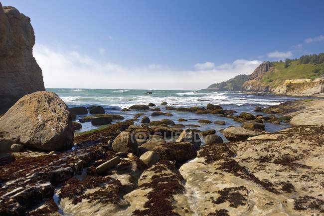 Spiaggia rocciosa lungo la costa — Foto stock