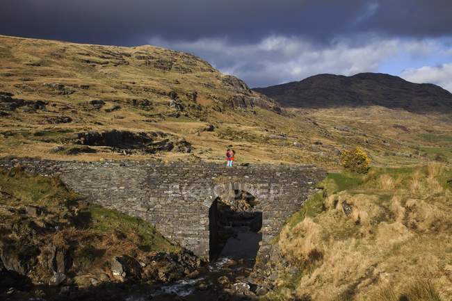 Man standing on cliff — Stock Photo