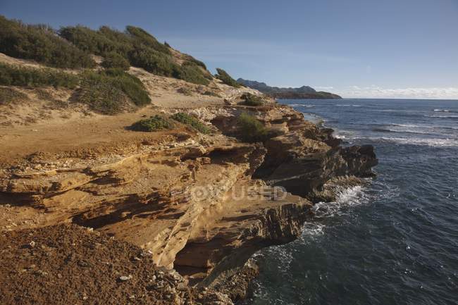 Vista de la costa rocosa - foto de stock
