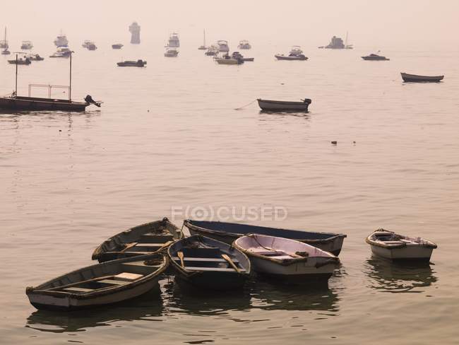Barcos de pesca de madeira na água ao amanhecer — Fotografia de Stock