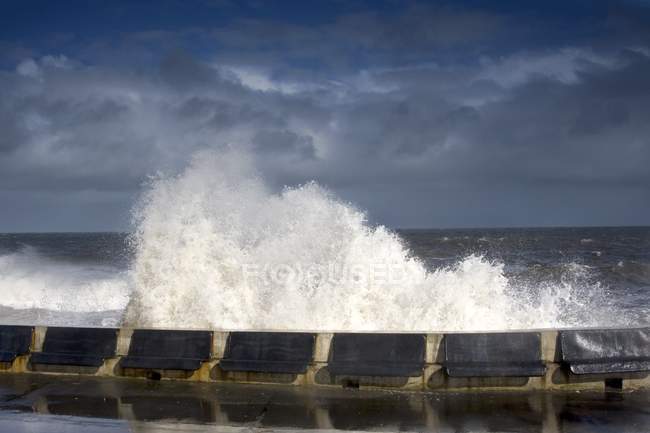 Волны, сокрушающие барьер — стоковое фото