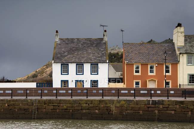 Häuser am Wasser in England — Stockfoto