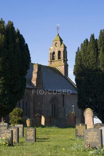Église avec cimetière, Angleterre — Photo de stock