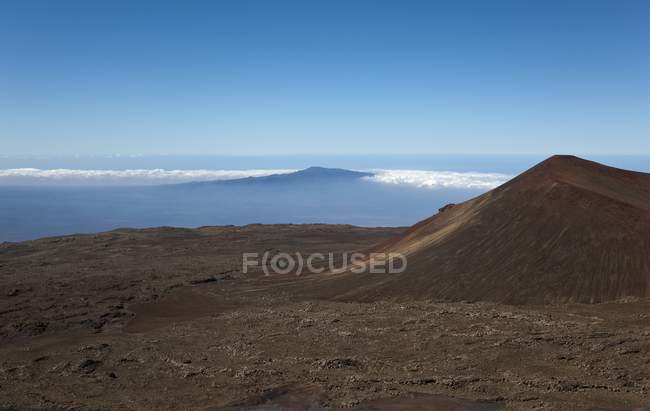Cerro volcánico en la cima - foto de stock