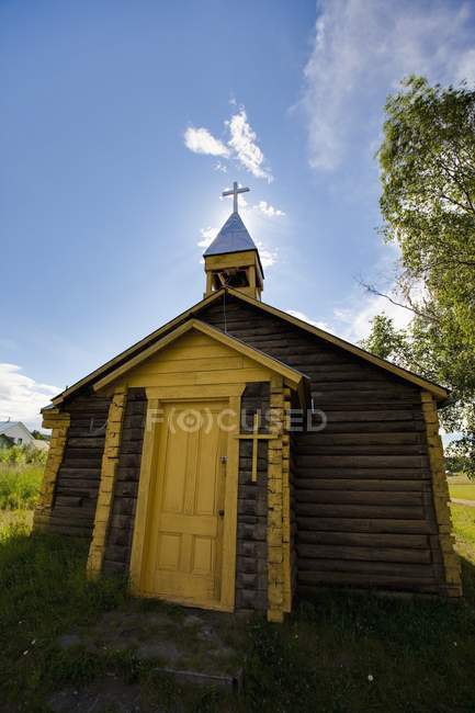 Log Chiesa sul campo — Foto stock