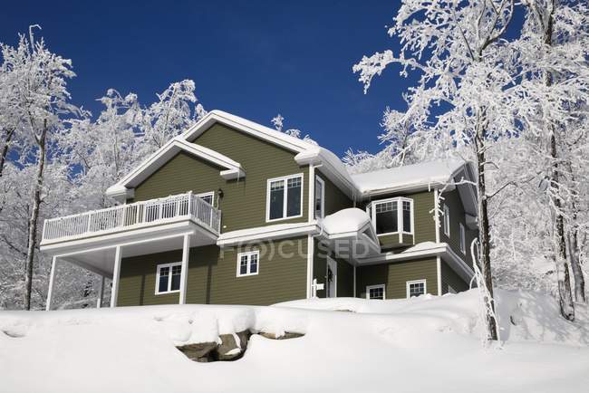Haus mit Schnee bedeckt — Stockfoto