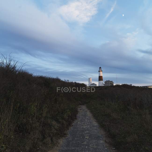 Weg zum Leuchtturm im Hintergrund — Stockfoto