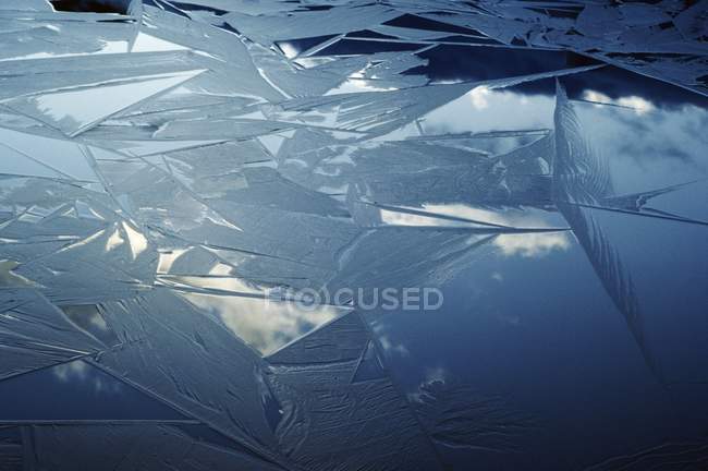 Formation de glace sur l'eau — Photo de stock