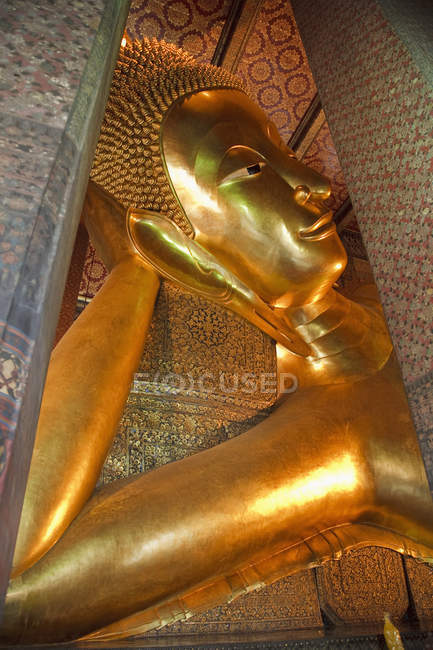 Golden Buddha En el templo - foto de stock