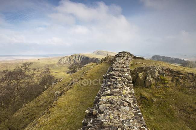 Каменный забор на холме — стоковое фото