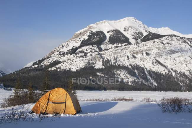 Zelt im Winter über Schnee — Stockfoto