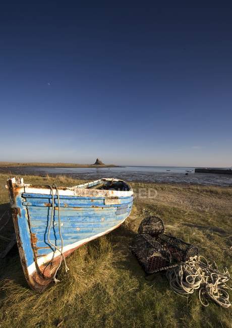 Barca da pesca stagionato sulla riva — Foto stock