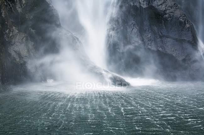 Вода падает со скалы — стоковое фото