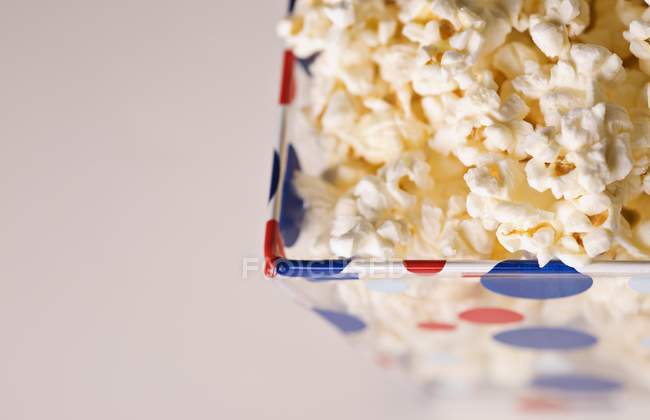 Gesalzenes leckeres Popcorn im Eimer, Nahaufnahme — Stockfoto