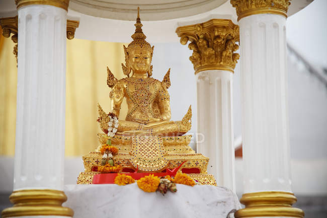 Buda tailandés de oro - foto de stock