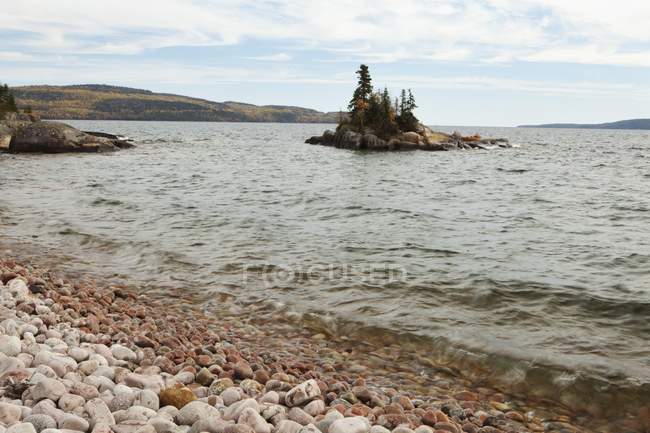 Pedras vermelhas na costa — Fotografia de Stock