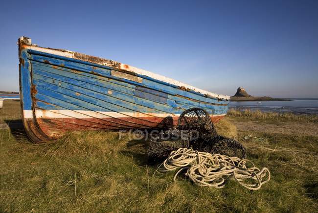 Barco de pesca envejecido - foto de stock