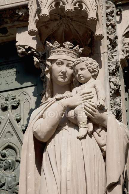 Statue of A Crowned Mary Holding A Baby — стоковое фото