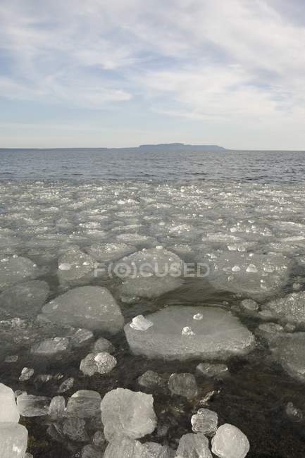 Лід вздовж берега — стокове фото