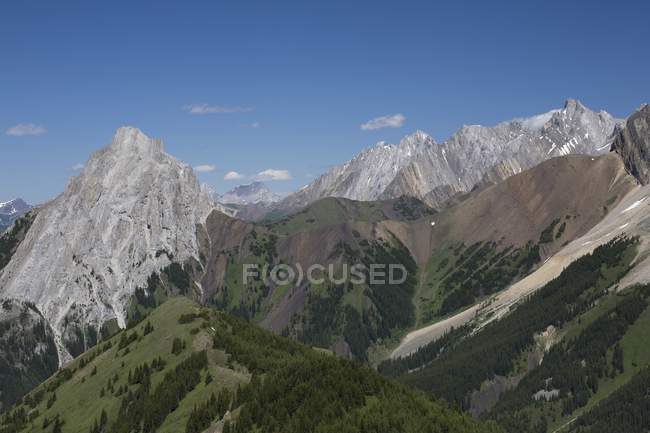 Chaîne de montagnes avec prairies — Photo de stock