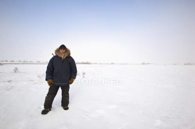 Mann steht im Schnee im Wapusk Nationalpark. churchill, manitoba, canada — Stockfoto