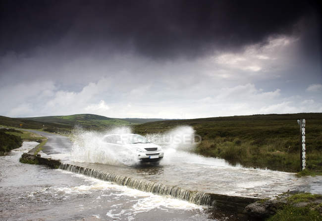 Car Driving Down Flooded Road, Yorkshire, Inglaterra — Fotografia de Stock