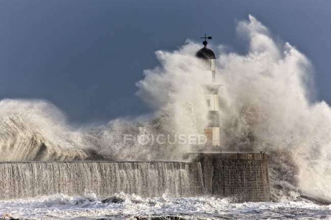 Waves Crashing Up Against A Lighthouse — Stock Photo
