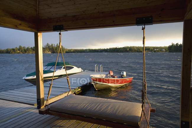 Barcos atados al muelle - foto de stock