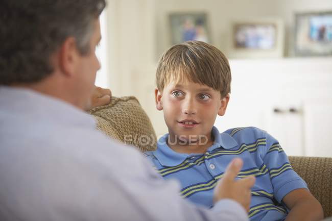 Отец и сын разговаривают дома — стоковое фото