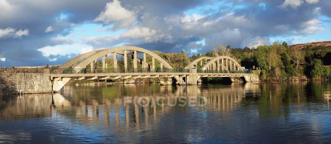 Puente sobre el río al aire libre - foto de stock