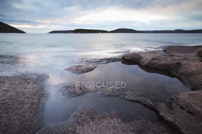 Costa rocosa del Superior de lago - foto de stock