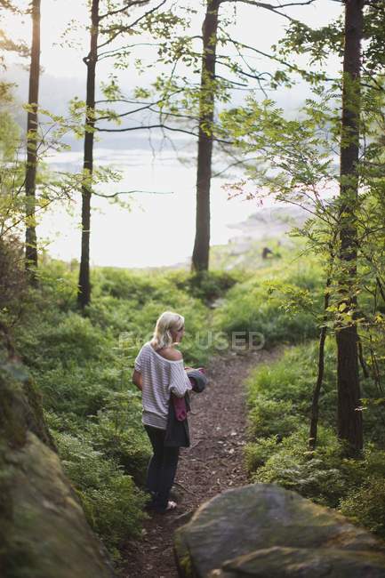 Дівчина, що йде по лісу озера. Містами Крістіансанн, Норвегія — стокове фото