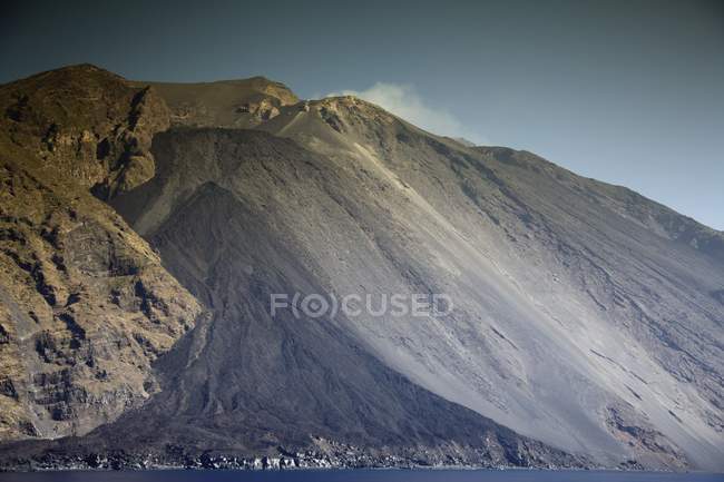 Vista del volcán durante el día - foto de stock