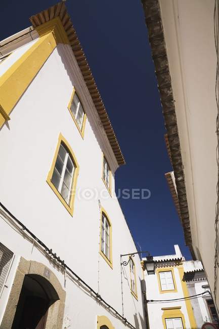 Weiß und gelb getrimmte Gebäude; — Stockfoto