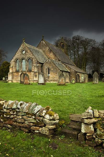 Старая церковь на зеленой траве — стоковое фото