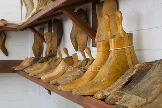 Moldes de sapatos na prateleira, Fort Edmonton, Alberta, Canadá — Fotografia de Stock