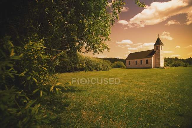 Vecchia chiesa in campo — Foto stock