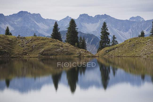 Lago Alpino Reflejando - foto de stock