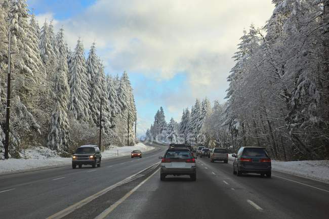 Cars on mountain road in winter in Oregon, United States Of America — Stock Photo