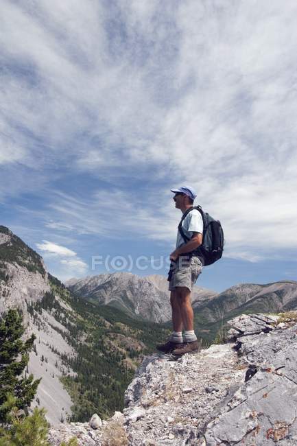 Escursionista maschio con zaino — Foto stock