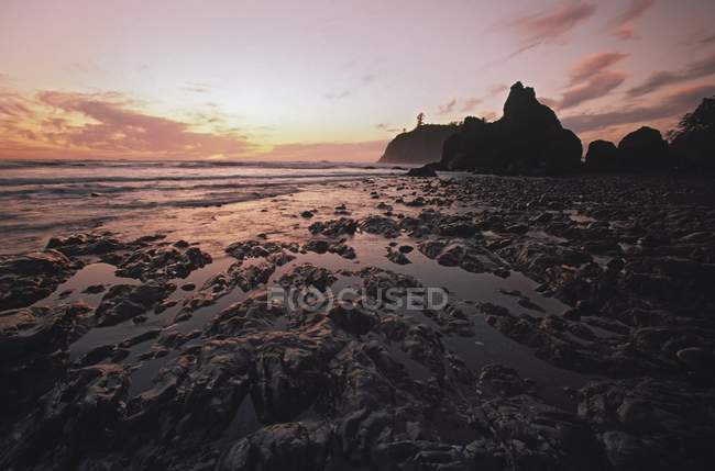 Costa rochosa ao pôr-do-sol — Fotografia de Stock