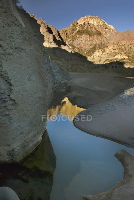 Отражение заката в Canon Del Atuel — стоковое фото