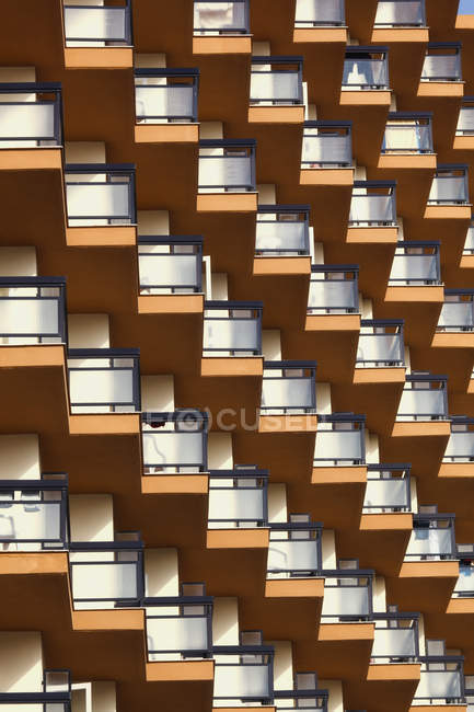 Балконы с видом на пляж Плайамар; Торремолинос, Малага, Андалусия, Испания — стоковое фото