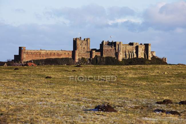 Разрушенный замок на поле — стоковое фото