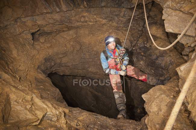 Atleta donna che esplora grotta a Fernie, Columbia Britannica, Canada — Foto stock