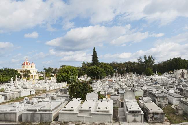 Великий кладовище на вулиці — стокове фото