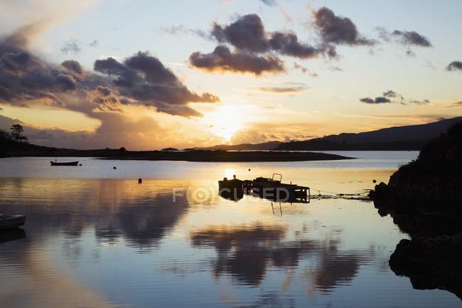 Porto al tramonto con acqua — Foto stock