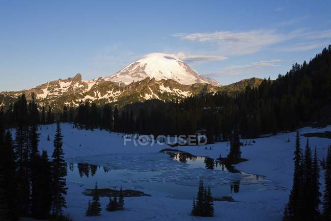 Alba sul monte Rainier e sul lago Tipsoo — Foto stock